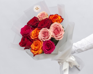 Букет из 11 роз яркий микс 40-50 см (Эквадор) в стильной упаковке  small - 1