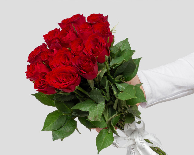 Букет из красных роз (Кения) 35-40 см под ленту     15 шт - 1