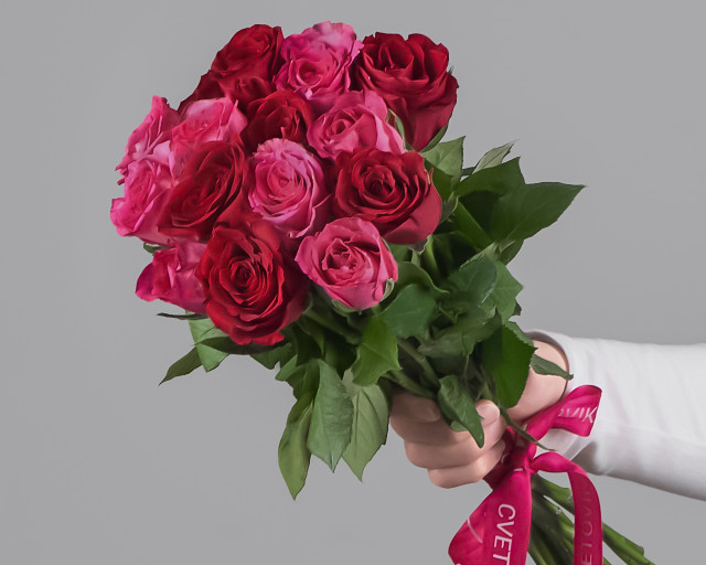 Букет из красных и розовых роз (Кения) 35-40 см под ленту     15 шт - 1