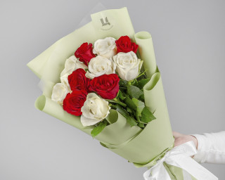 Букет из белых и красных роз (Кения) 35-40 см в упаковке      11 шт small - 1