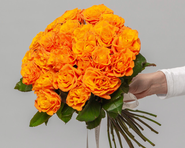 Букет из оранжевых роз 35-40 см (Россия) под ленту   25 шт - 1