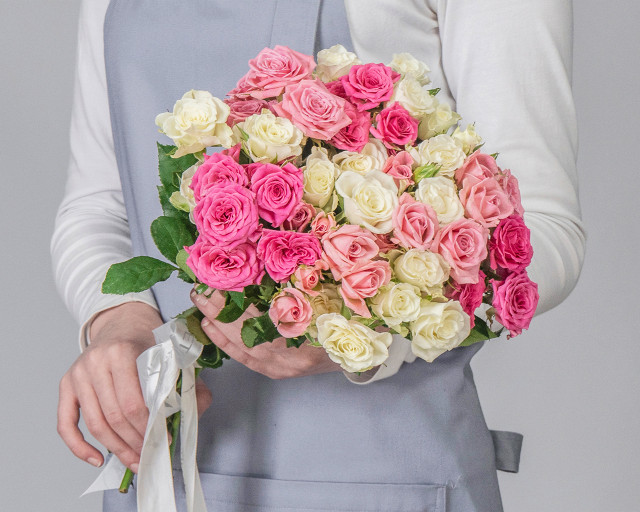 Букет из кустовых роз нежный микс 40 см (Кения) под ленту      11 шт - 1