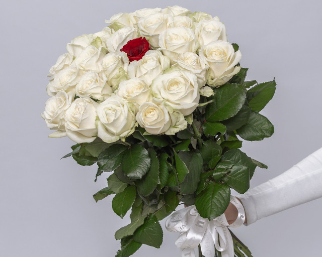 Букет из розы 50-60 см (Россия) с красной розой в центре под ленту 25 шт - 1