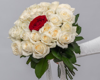 Букет из белых розы 35-40 см (Россия) с красной розой в центре под ленту    25 шт small - 1