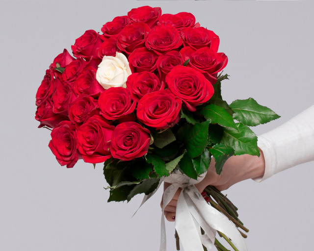 Букет из красных розы 35-40 см (Россия) с белой розой в центре    25 шт - 1