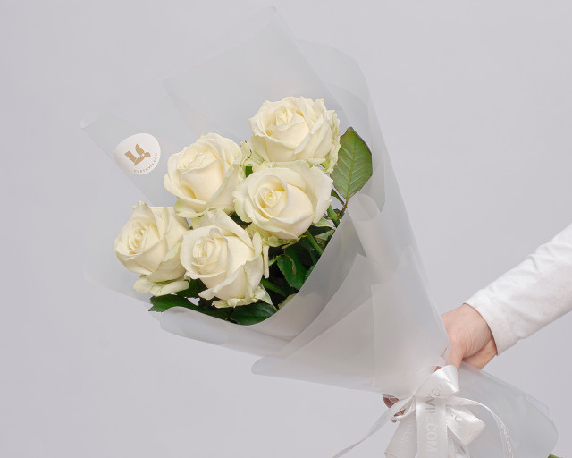 Букет из белых роз 50-60 см (Россия) в упаковке    5 шт - 1