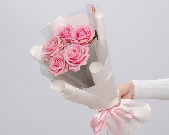 Букет из розовых роз 50-60 см (Россия) в упаковке    5 шт - 1