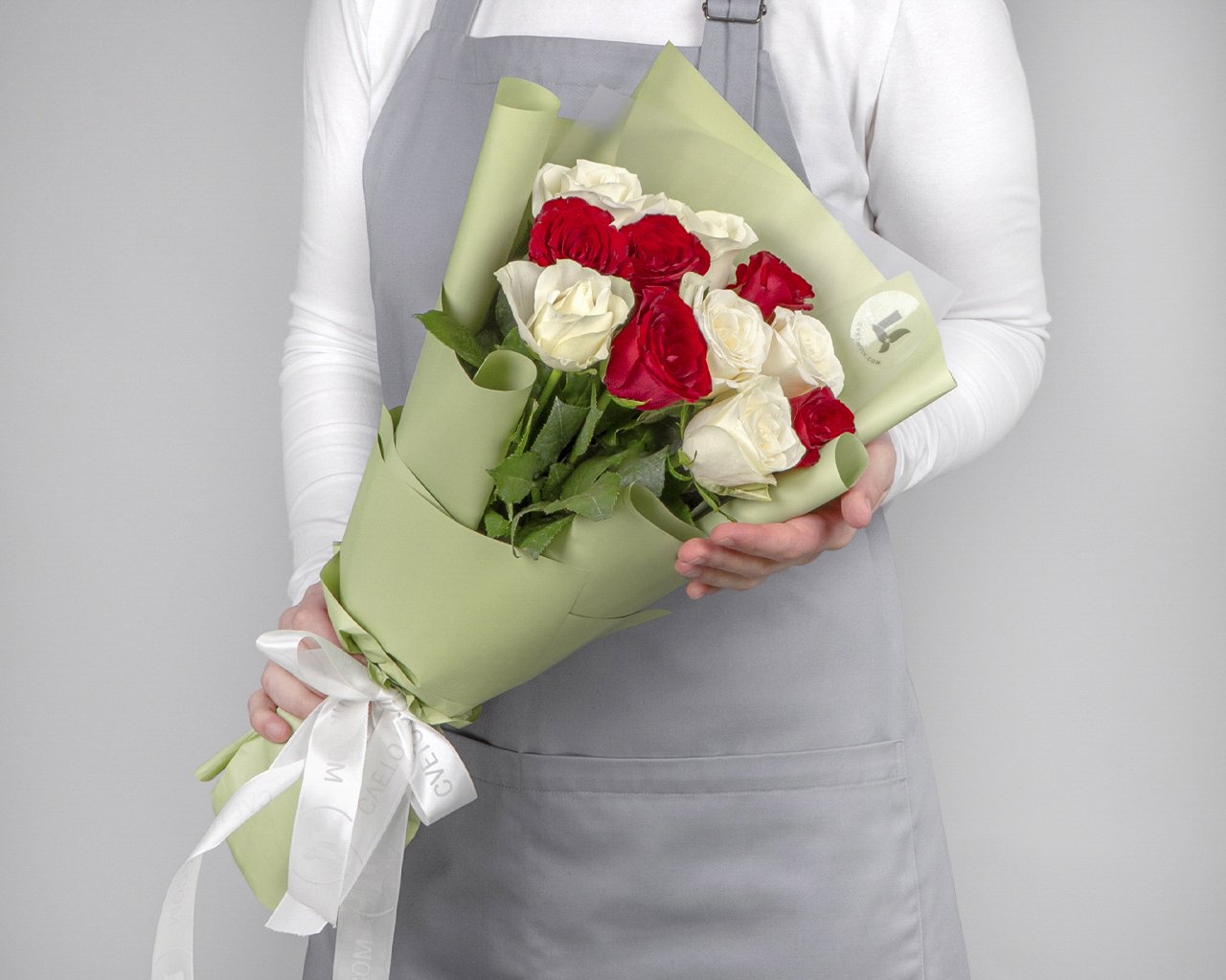 Букет из белых и красных роз (Кения) 35-40 см в упаковке      11 шт - 2