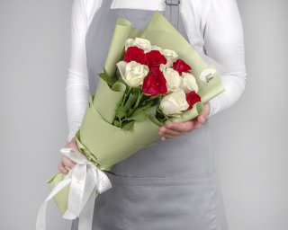 Букет из белых и красных роз (Кения) 35-40 см в упаковке      11 шт small - 2