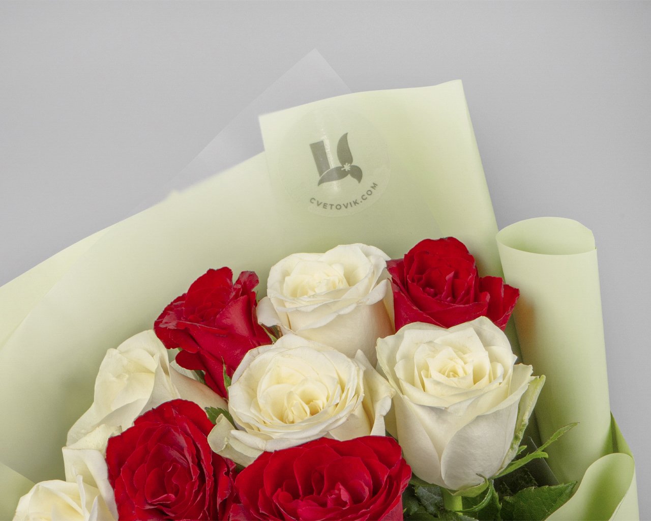Букет из белых и красных роз (Кения) 35-40 см в упаковке      11 шт - 3