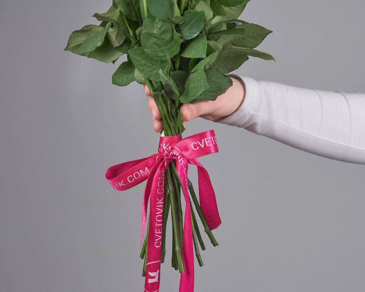 Букет из красных и розовых роз (Кения) 35-40 см под ленту     15 шт - 4