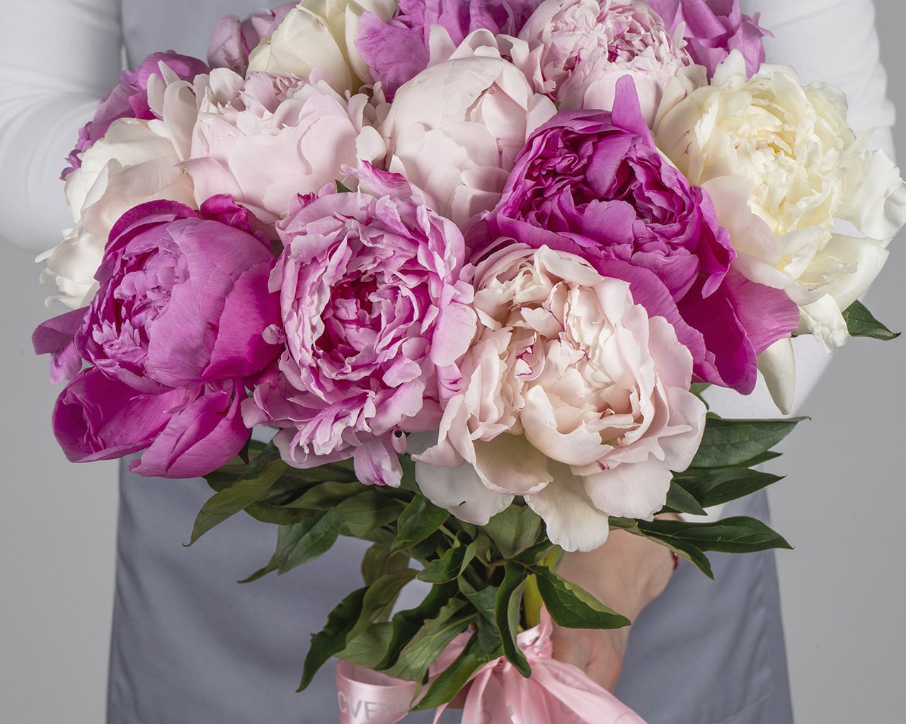 Букет из пионов микс (Сара Бернар) под ленту 15 шт - 3