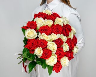 Букет из 35 белых и красных роз (Россия) под атласную ленту  35-40см small - 2