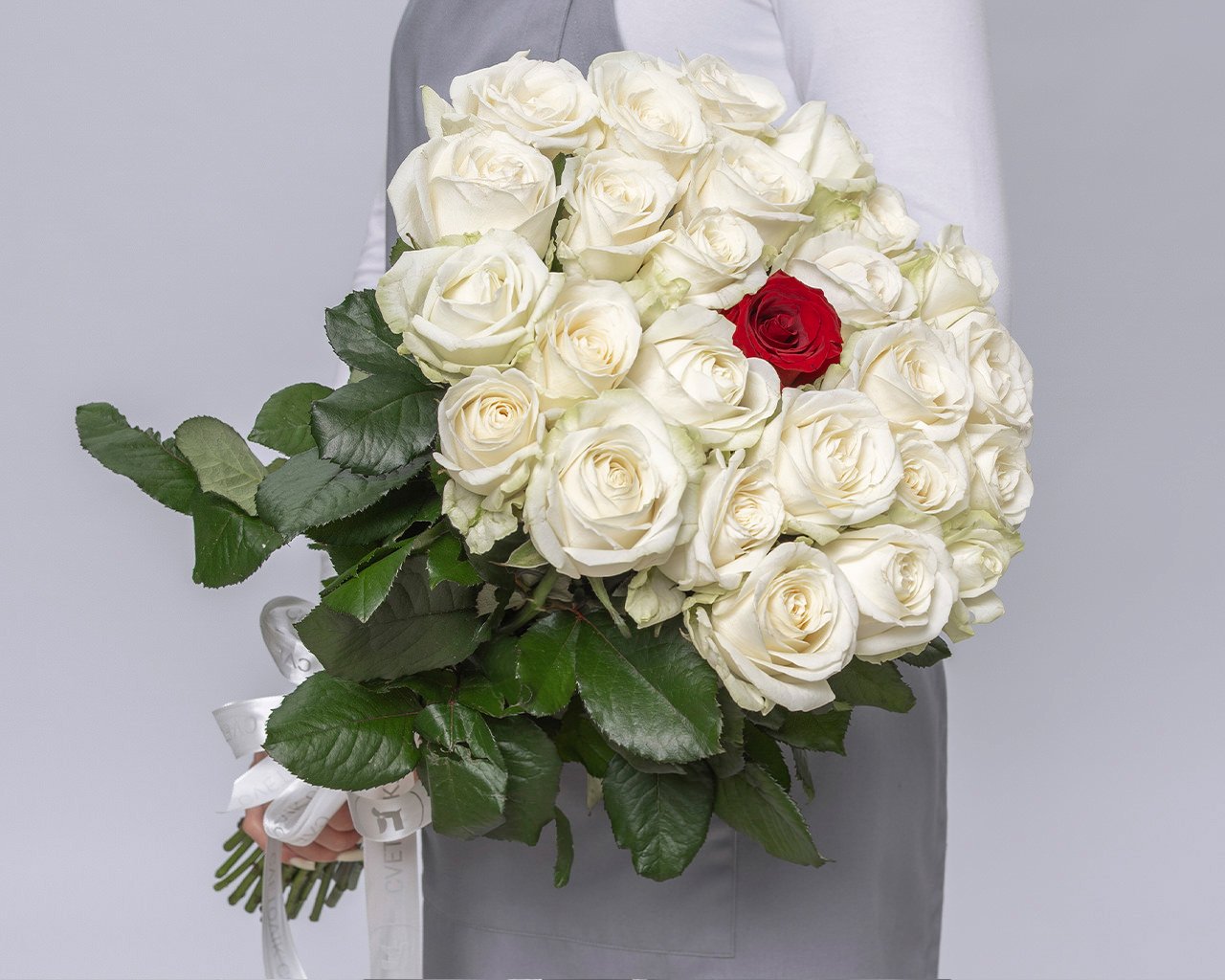 Букет из розы 50-60 см (Россия) с красной розой в центре под ленту 25 шт - 2