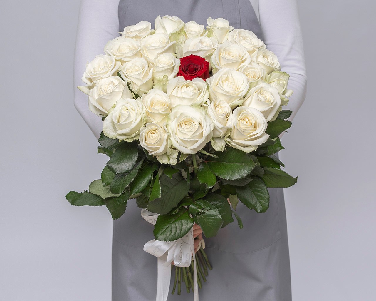 Букет из розы 50-60 см (Россия) с красной розой в центре под ленту 25 шт - 3