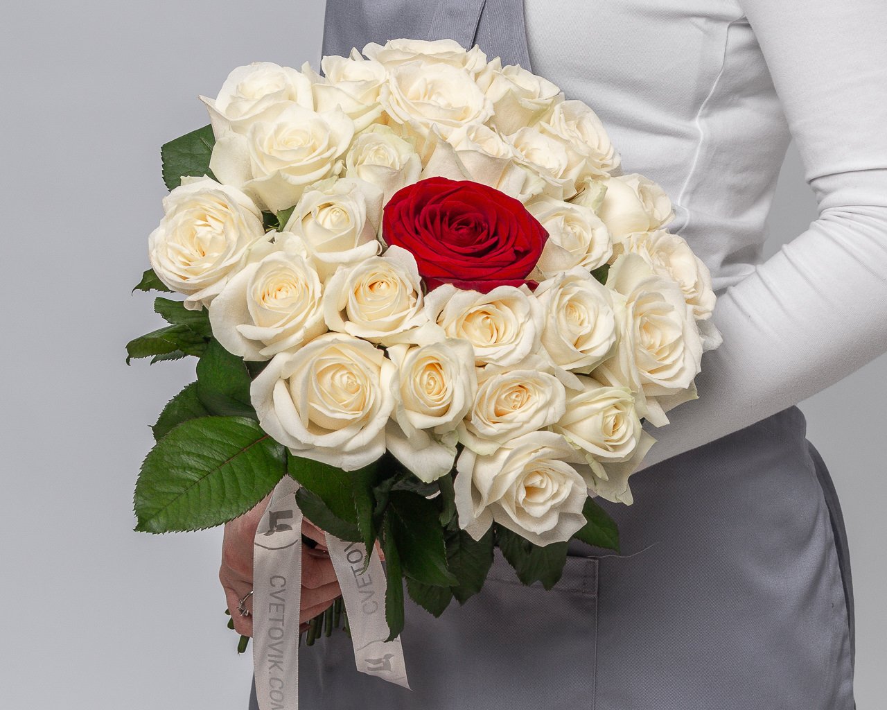 Букет из белых розы 35-40 см (Россия) с красной розой в центре под ленту    25 шт - 2