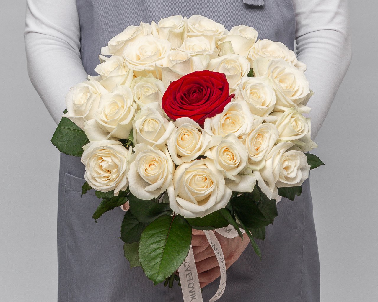 Букет из белых розы 35-40 см (Россия) с красной розой в центре под ленту    25 шт - 3