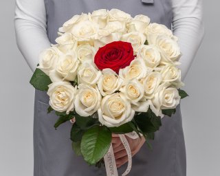 Букет из белых розы 35-40 см (Россия) с красной розой в центре под ленту    25 шт small - 3