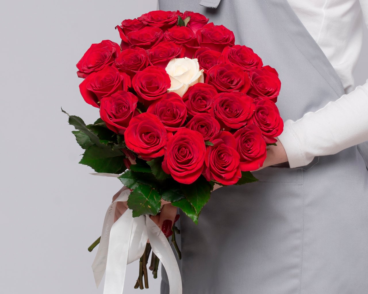 Букет из красных розы 35-40 см (Россия) с белой розой в центре    25 шт - 2