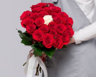 Букет из красных розы 35-40 см (Россия) с белой розой в центре    25 шт small - 2