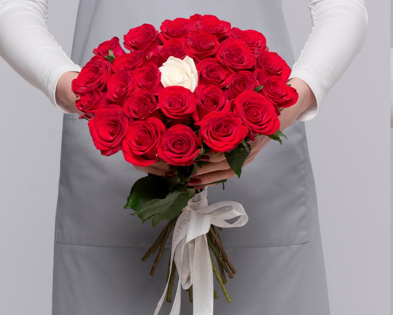 Букет из красных розы 35-40 см (Россия) с белой розой в центре    25 шт - 3