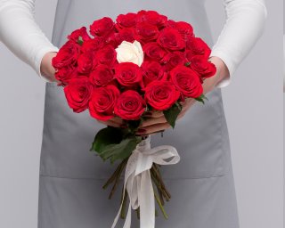 Букет из красных розы 35-40 см (Россия) с белой розой в центре    25 шт small - 3