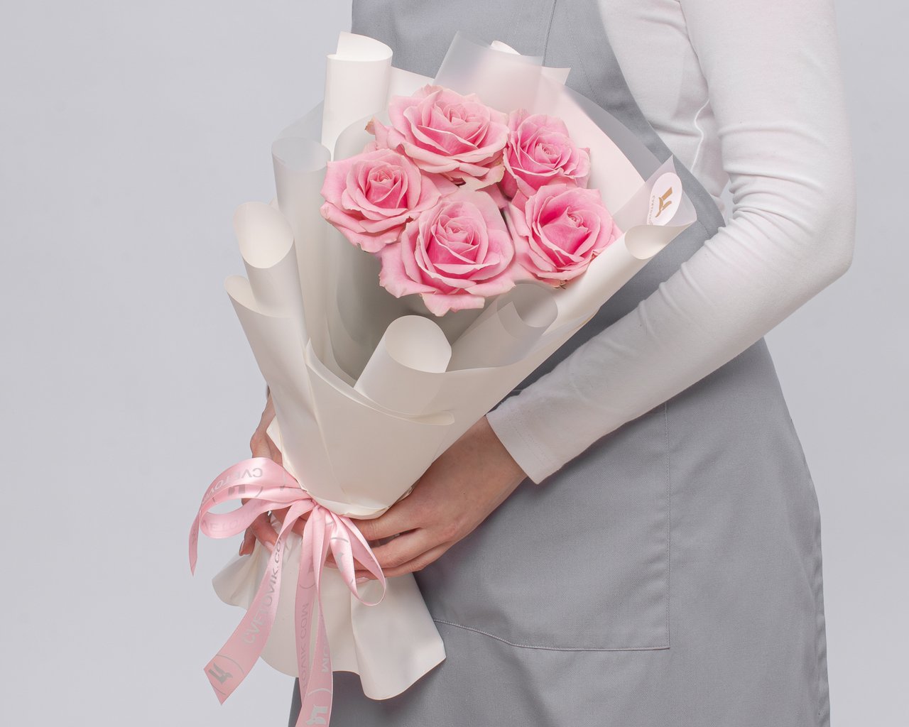 Букет из розовых роз 50-60 см (Россия) в упаковке    5 шт - 2