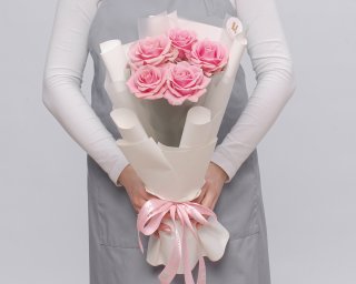 Букет из розовых роз 50-60 см (Россия) в упаковке    5 шт small - 3