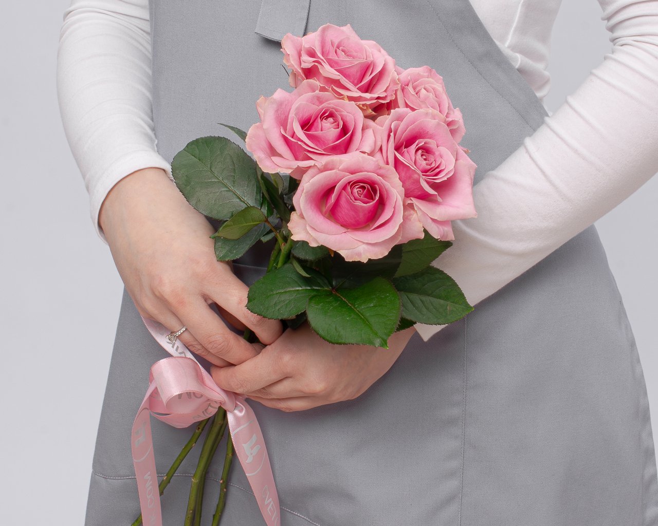 Букет из розовых роз 50-60 см (Россия) под атласную ленту     5 шт - 2