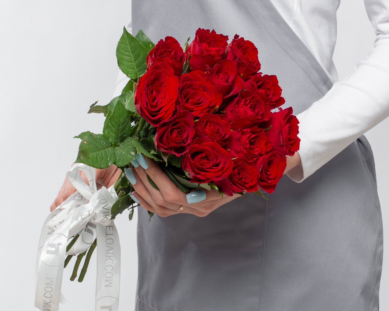 Букет из красных роз (Кения) 35-40 см под ленту     15 шт - 2