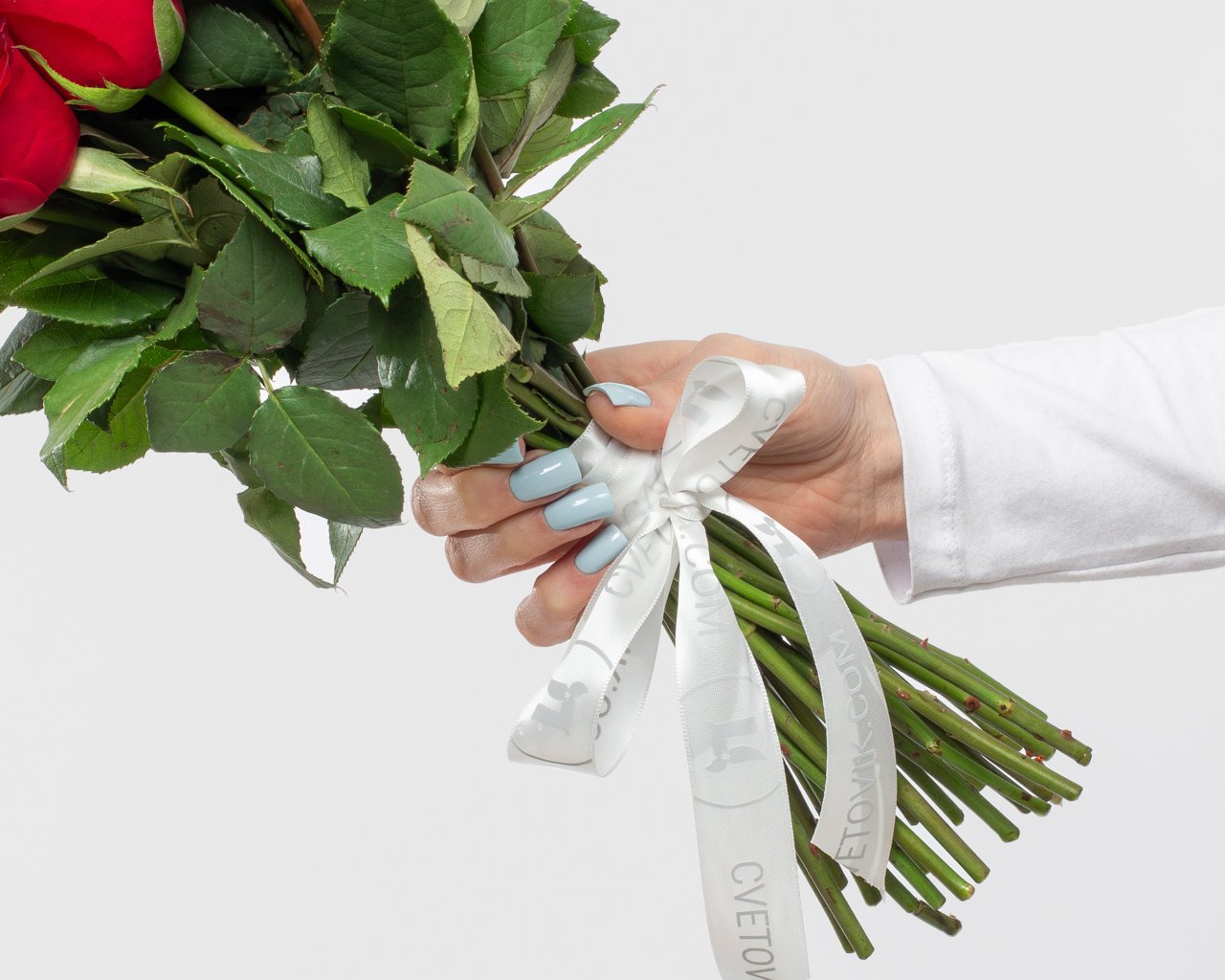 Букет из красных роз (Кения) 35-40 см под ленту     15 шт - 3