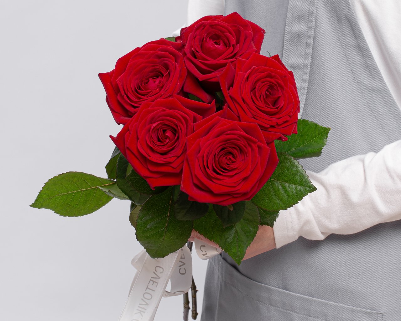 Букет из красных роз 50-60 см (Россия) под атласную ленту      5 шт - 2