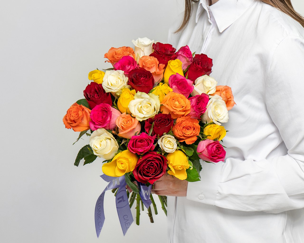 Букет из роз яркий микс 35-40 см (Кения) под атласную ленту    35 шт - 2