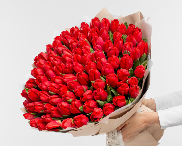 Букет из 101 красного тюльпана стандарт в стильной упаковке  - 1