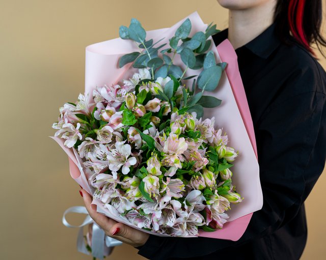 Букет из 15 альстромерий нежный микс с эвкалиптом  - 1