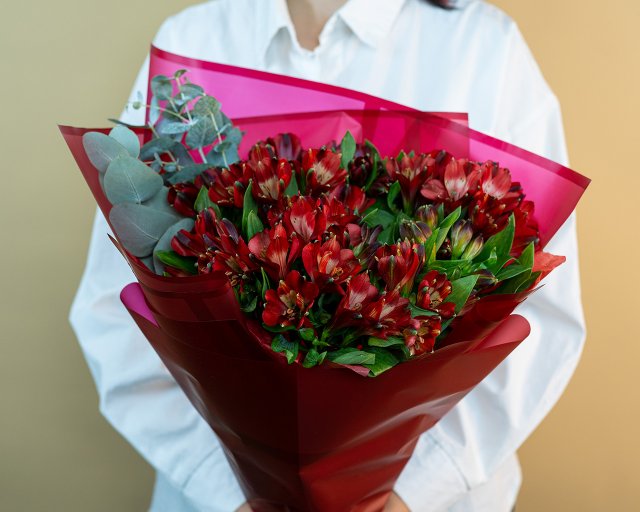 Букет из 15 красных альстромерий с эвкалиптом  - 1