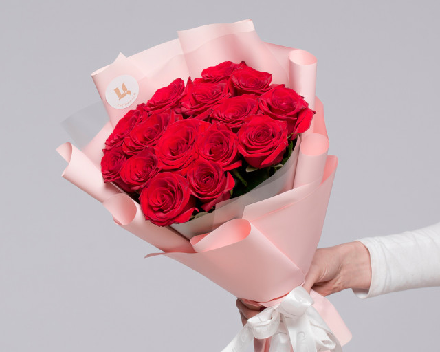 Букет из 15 красных роз 35-40 см (Россия) в упаковке  - 1