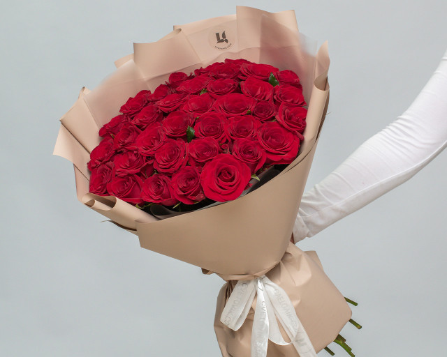 Букет из 35 красных роз 60-70 см (Россия) в упаковке  - 1